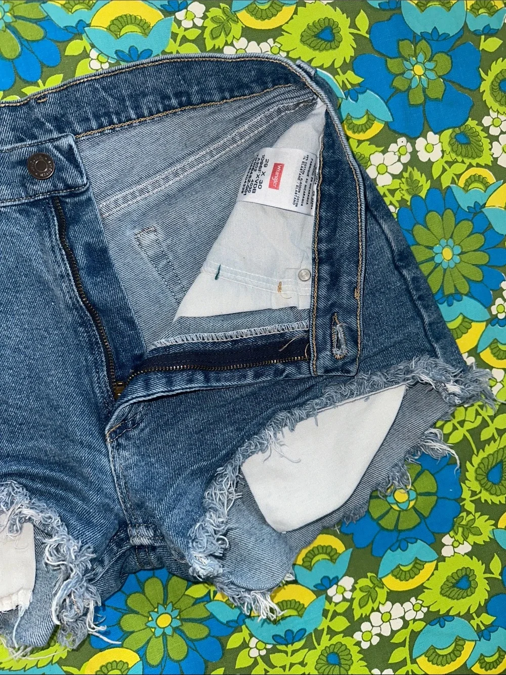 VTG Y2K Wrangler DIY short frayed Denim Cutoff Shorts size 29 waist